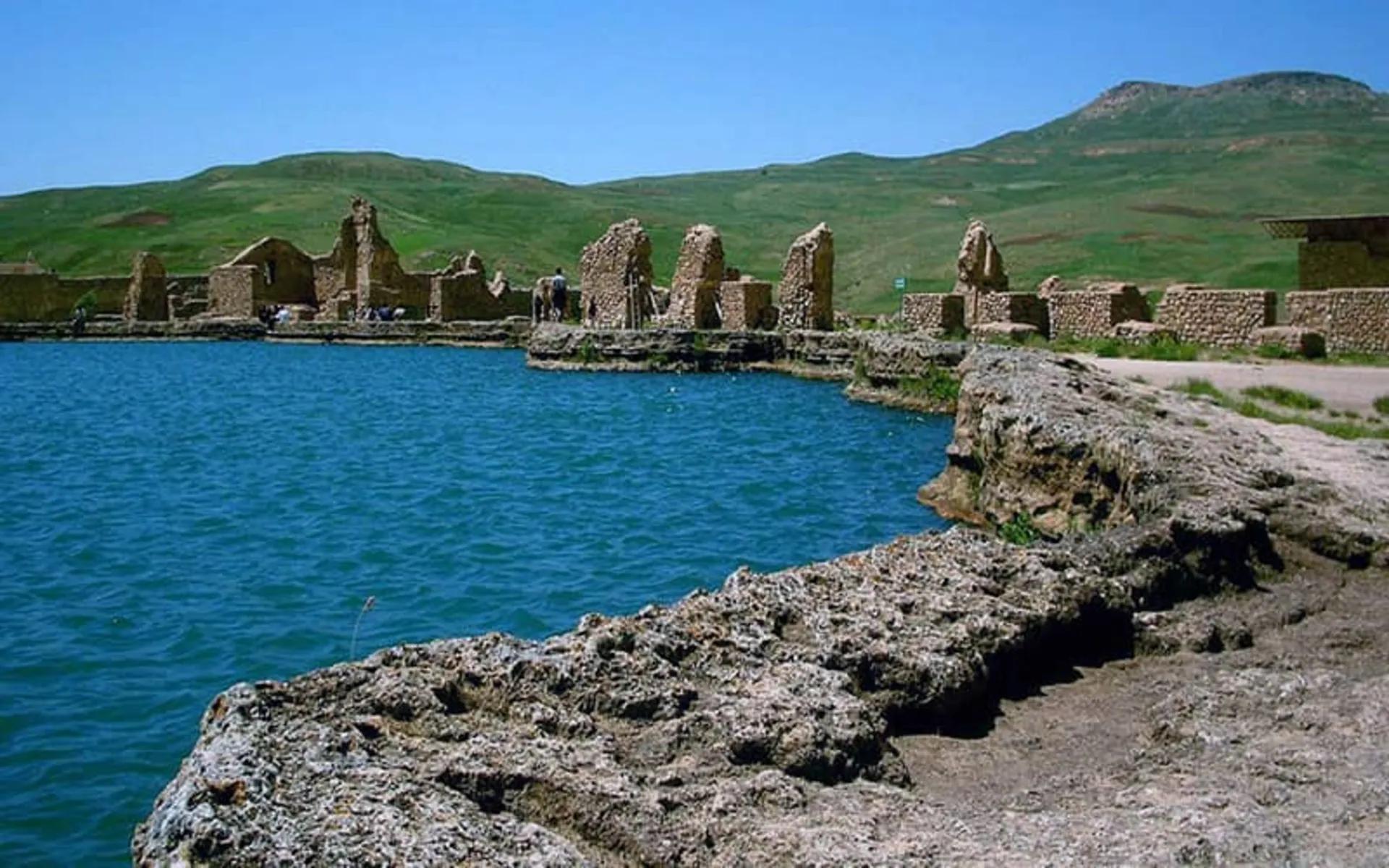 تخت سلیمان ارومیه | یکی از مهم ترین بناهای تاریخی ایران - مشاهده عکس بزرگتر تخت سلیمان ارومیه | یکی از مهم ترین بناهای تاریخی ایران